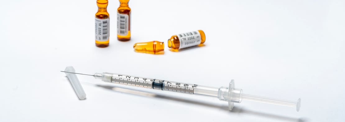 Шприц и ампулы с лекарством